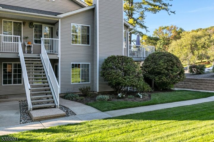 Property Photo:  31 Spruce Court  NJ 07921 