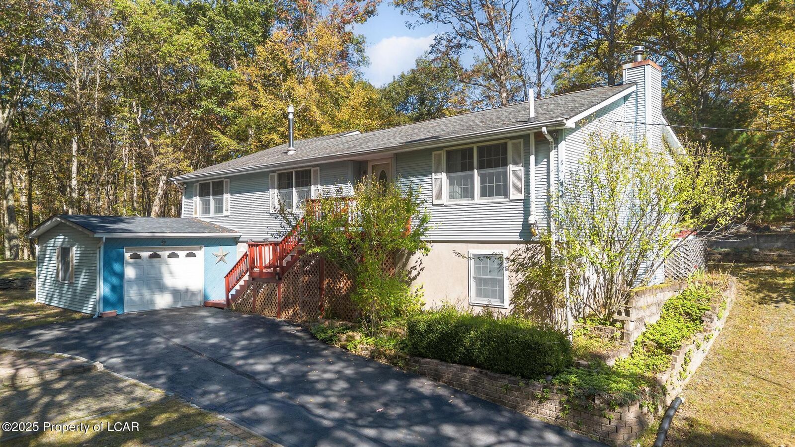 Property Photo: 124 Portage Lane PA 18428