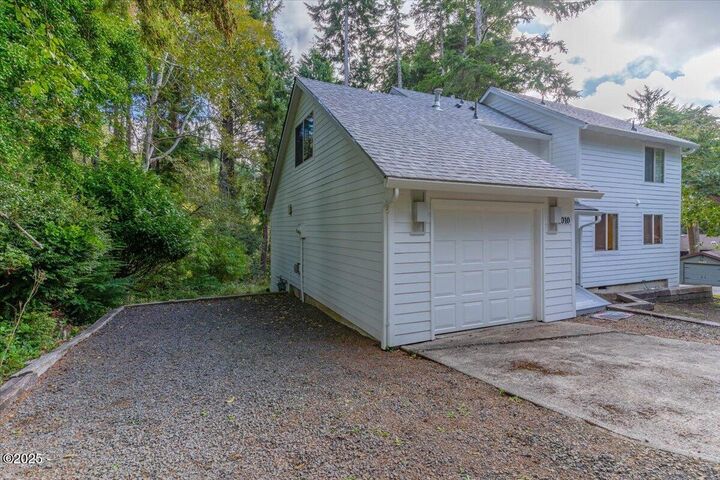 Property Photo: 2010 NE Devils Ridge Road OR 97367