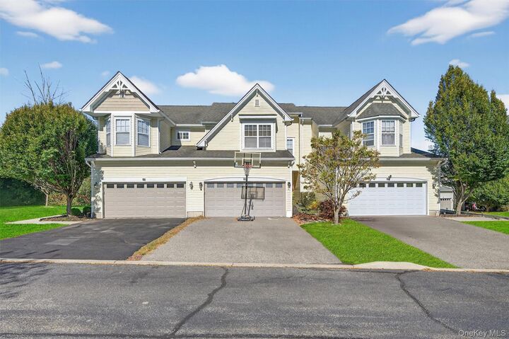 Property Photo:  23 Avoncroft Lane  NY 10940 