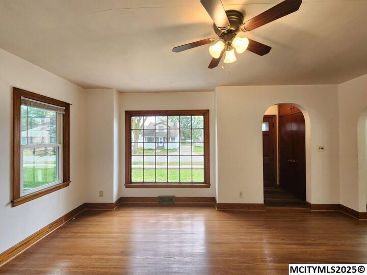 Property Photo:  727 2nd SW  IA 50401