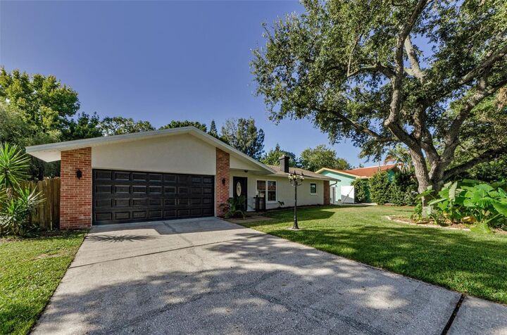 Property Photo:  2237 Spanish Vistas Drive  FL 34698 