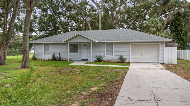 Property Photo:  114 W Osceola Court  FL 34715 