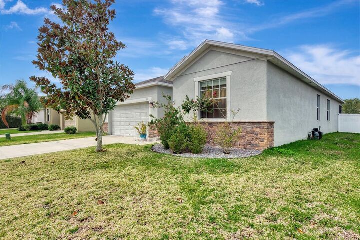 Property Photo:  928 Meadow Glade Drive  FL 33570 