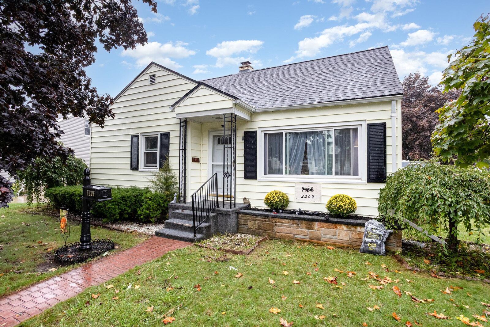 Property Photo:  2209 32nd Street  MI 48708 