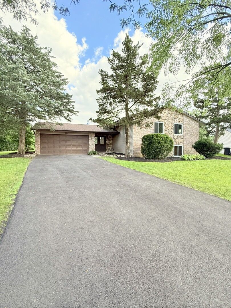 Property Photo: 5 Derbyshire Court IL 60440