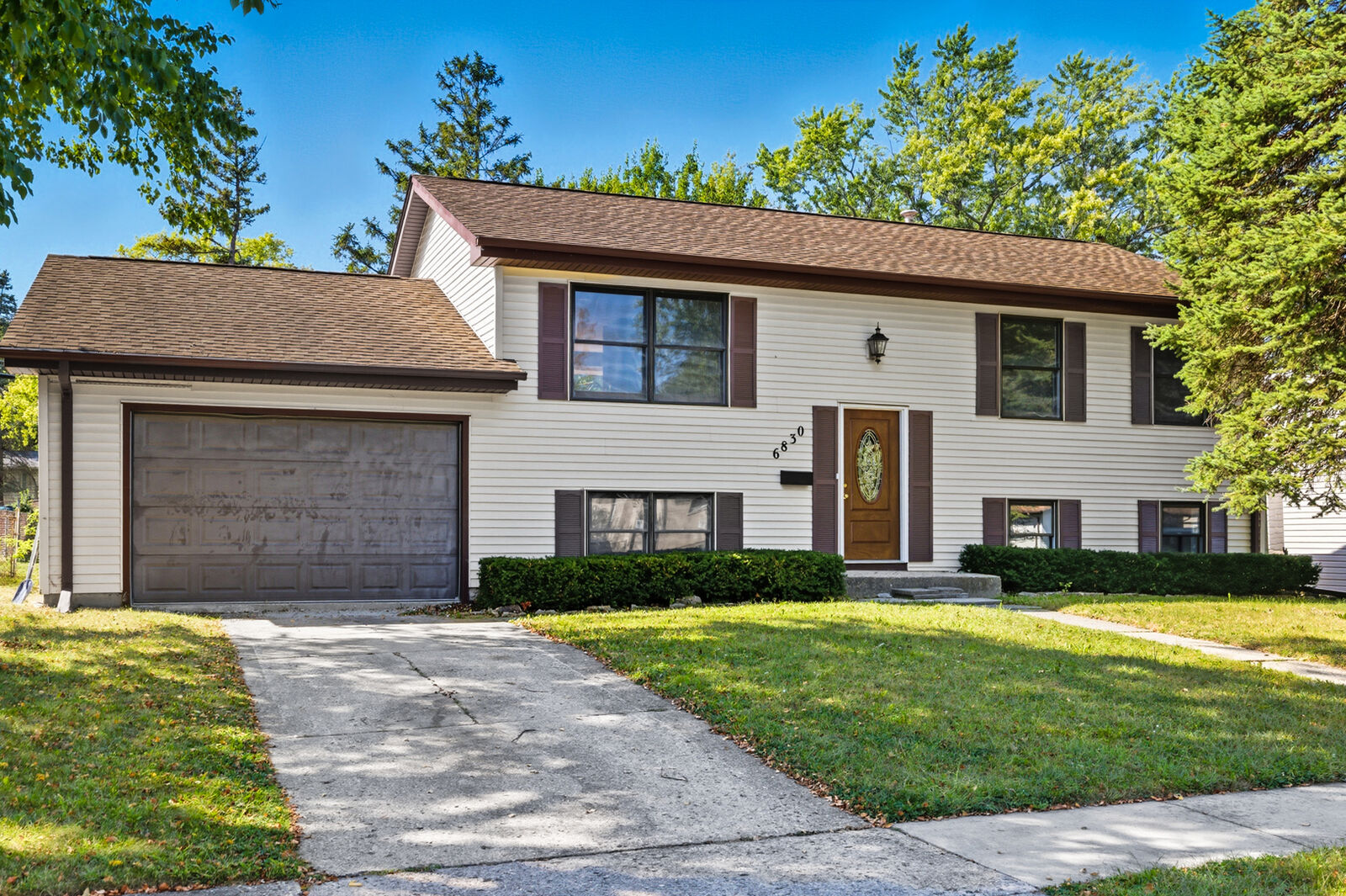 Property Photo: 6830 Appletree Street IL 60133