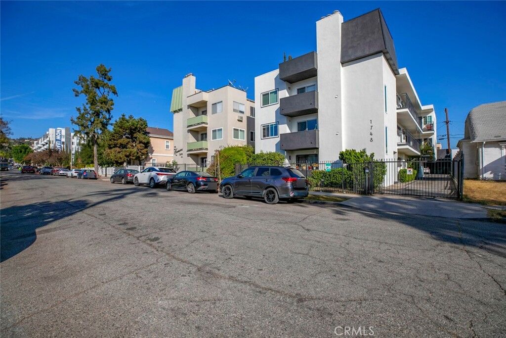 Property Photo:  1748 N Kenmore Avenue 203  CA 90027 