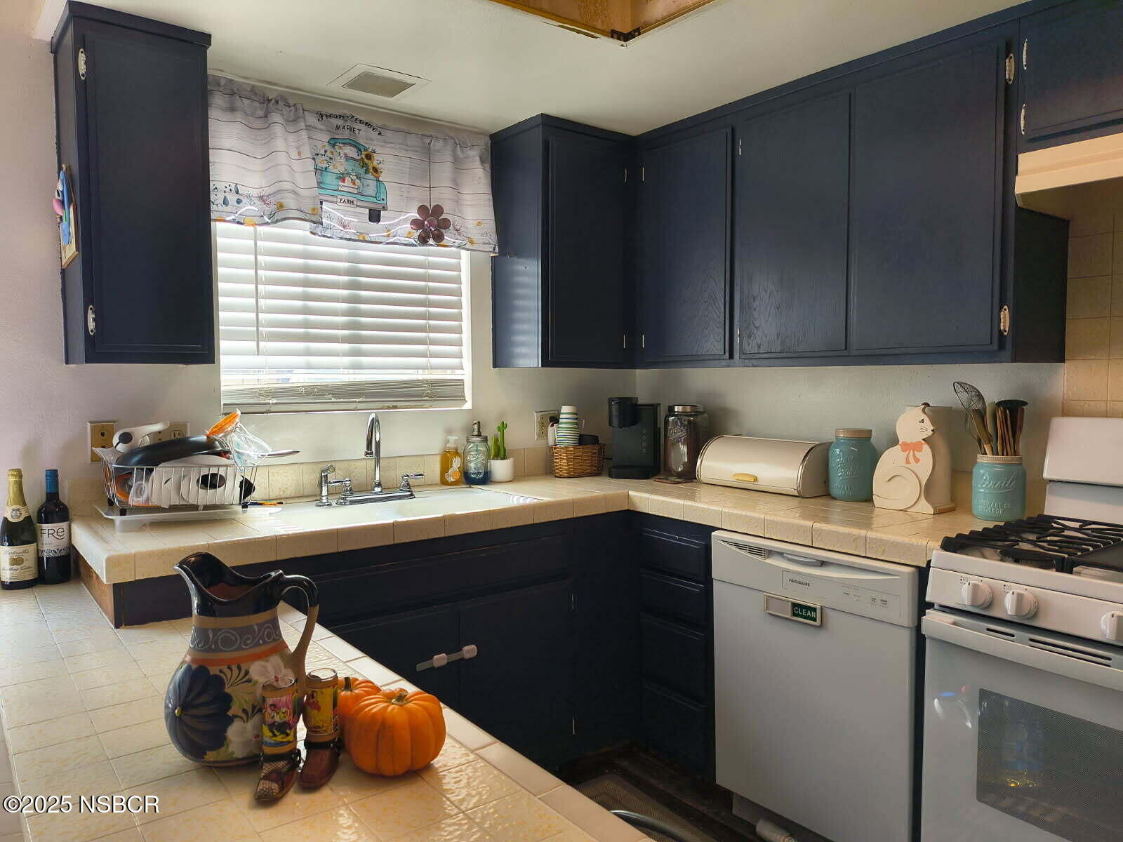 Property Photo:  413 E Park Avenue C3  CA 93454 