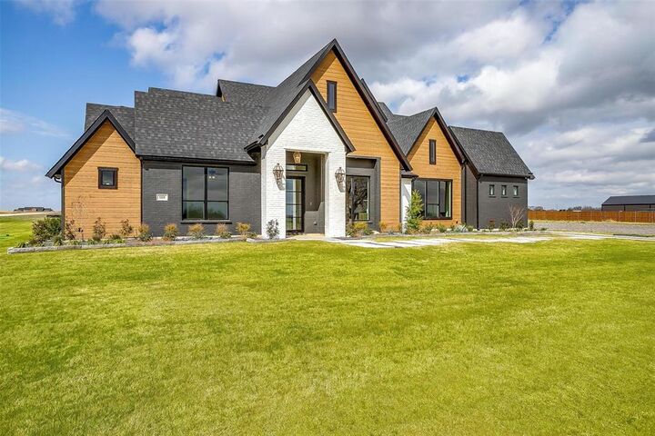 Property Photo: 188 Ozro Road TX 76084