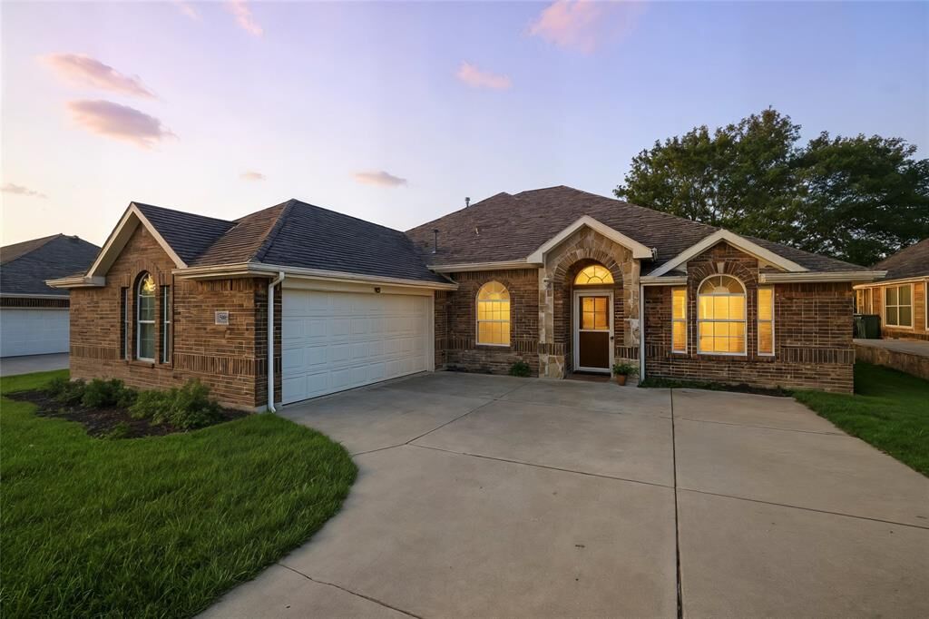 Property Photo: 5005 Hopewell Drive TX 75043