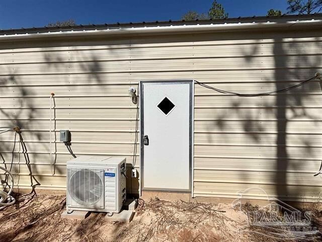 Property Photo: 6605 Dingo Dr FL 32583