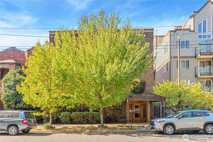 Property Photo: 221 Belmont Avenue E WA 98102