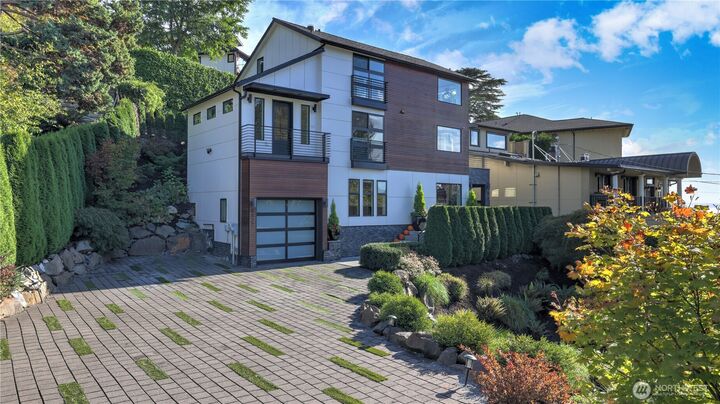 Property Photo:  4527 W Raye Street  WA 98199 
