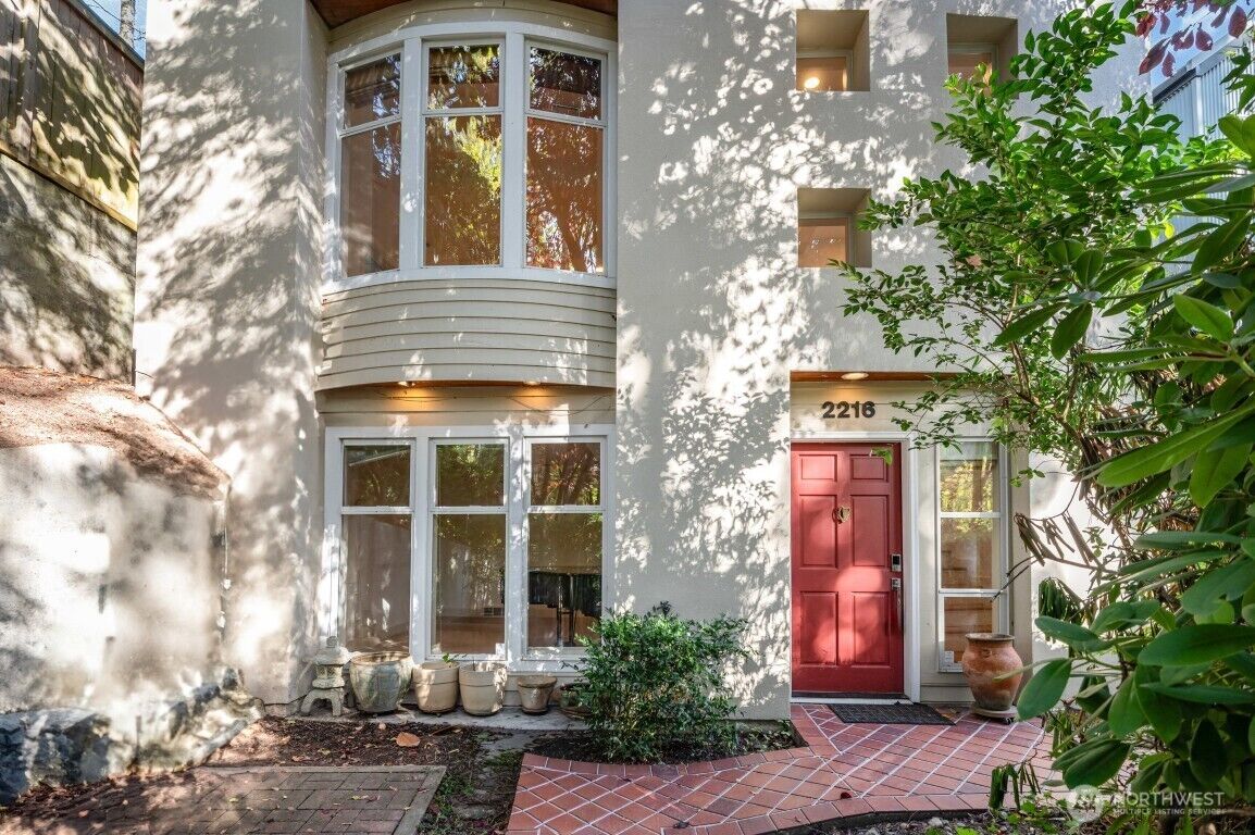 Property Photo:  2216  19th Avenue E  WA 98112 