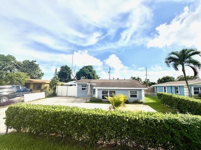 Property Photo: 520 NW 13th Avenue FL 33435