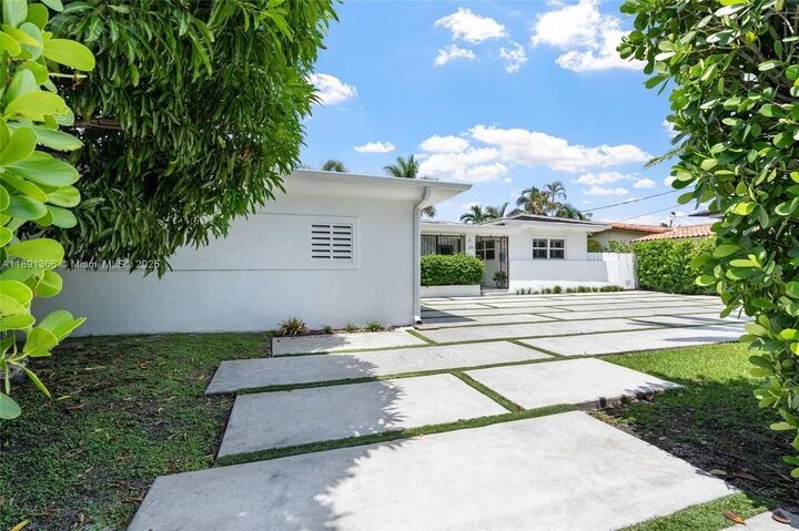 Property Photo:  2115 Keystone Blvd  FL 33181 