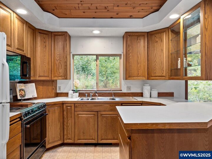 Property Photo: 22530 Woods Creek Rd OR 97370