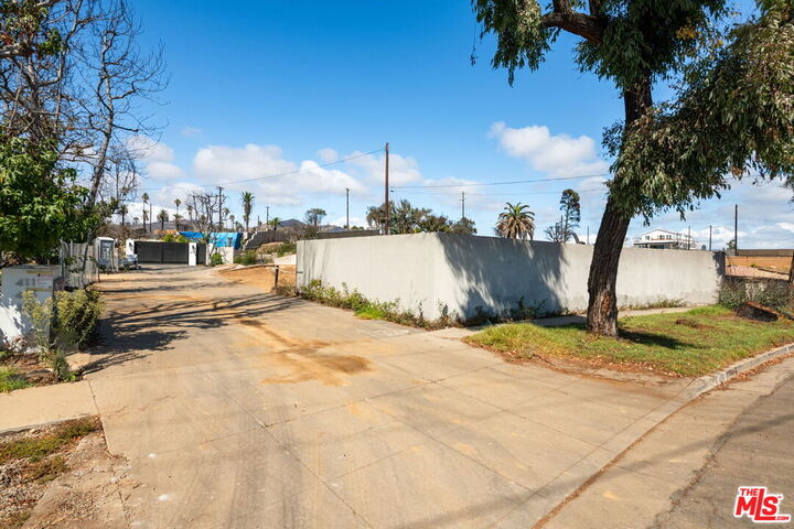 Property Photo:  419 Lombard Ave  CA 90272 