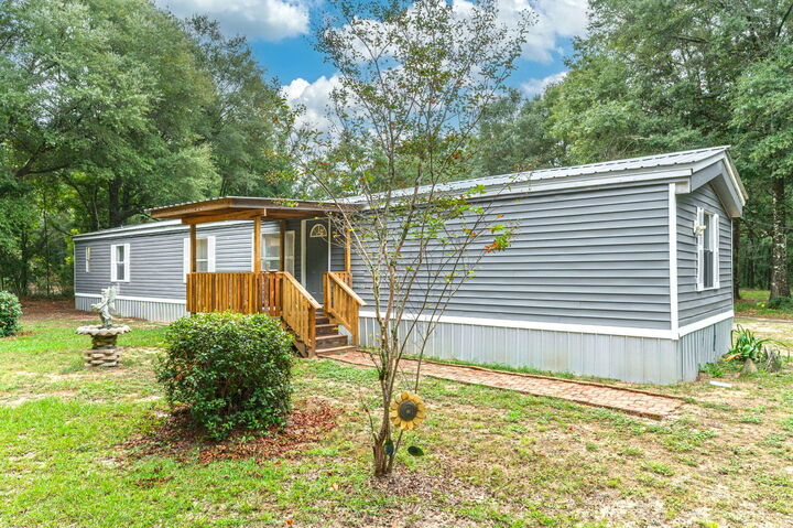 Property Photo: 1108 Country Living Road FL 32531