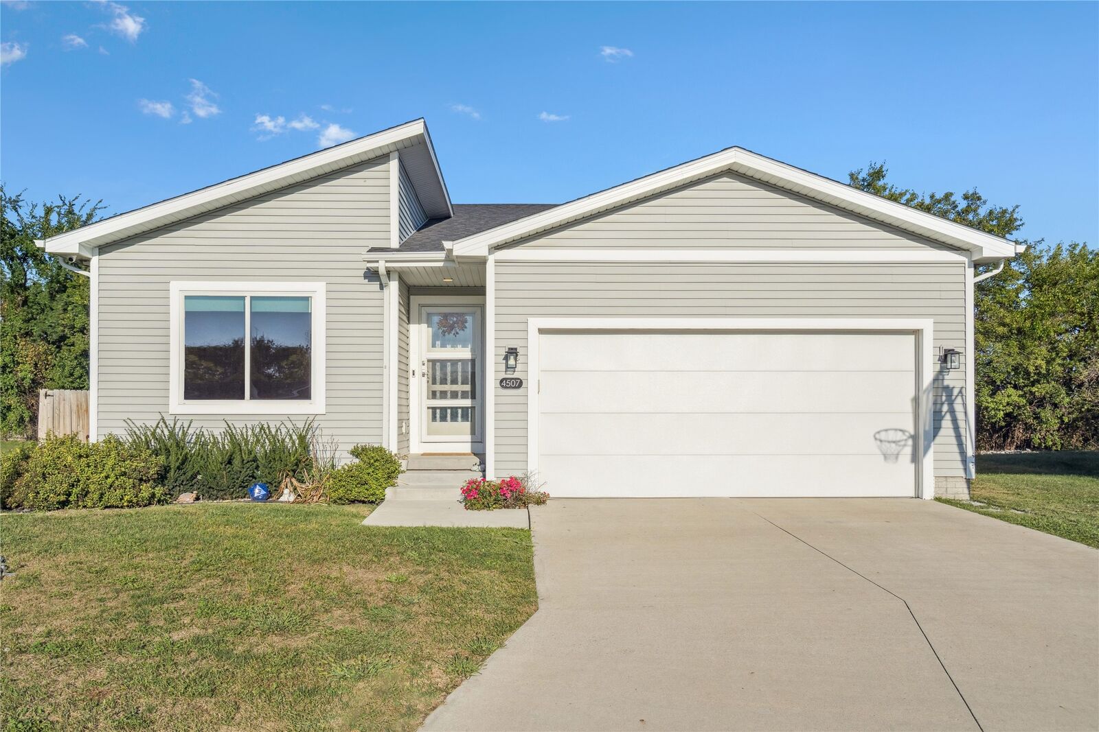 Property Photo:  4507 E 48th Street  IA 50317
