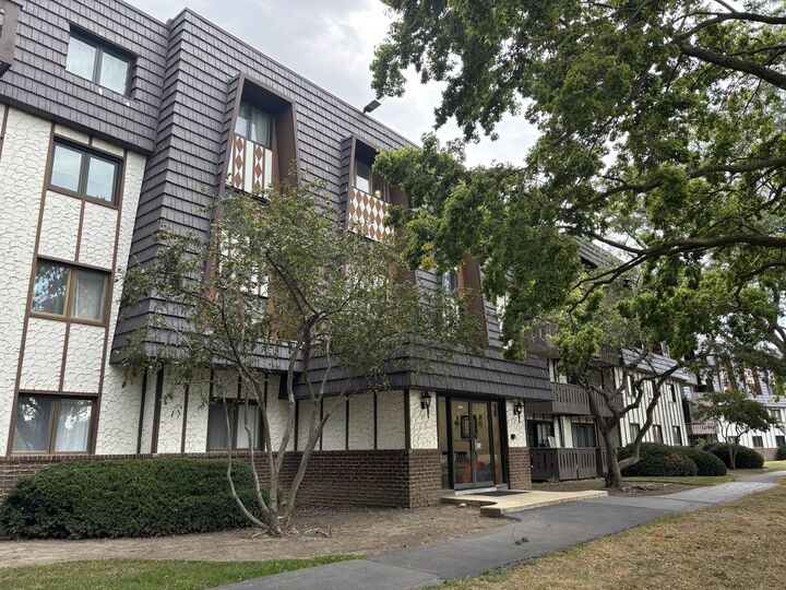 Property Photo:  13200 W Heiden Circle 2105  IL 60044 
