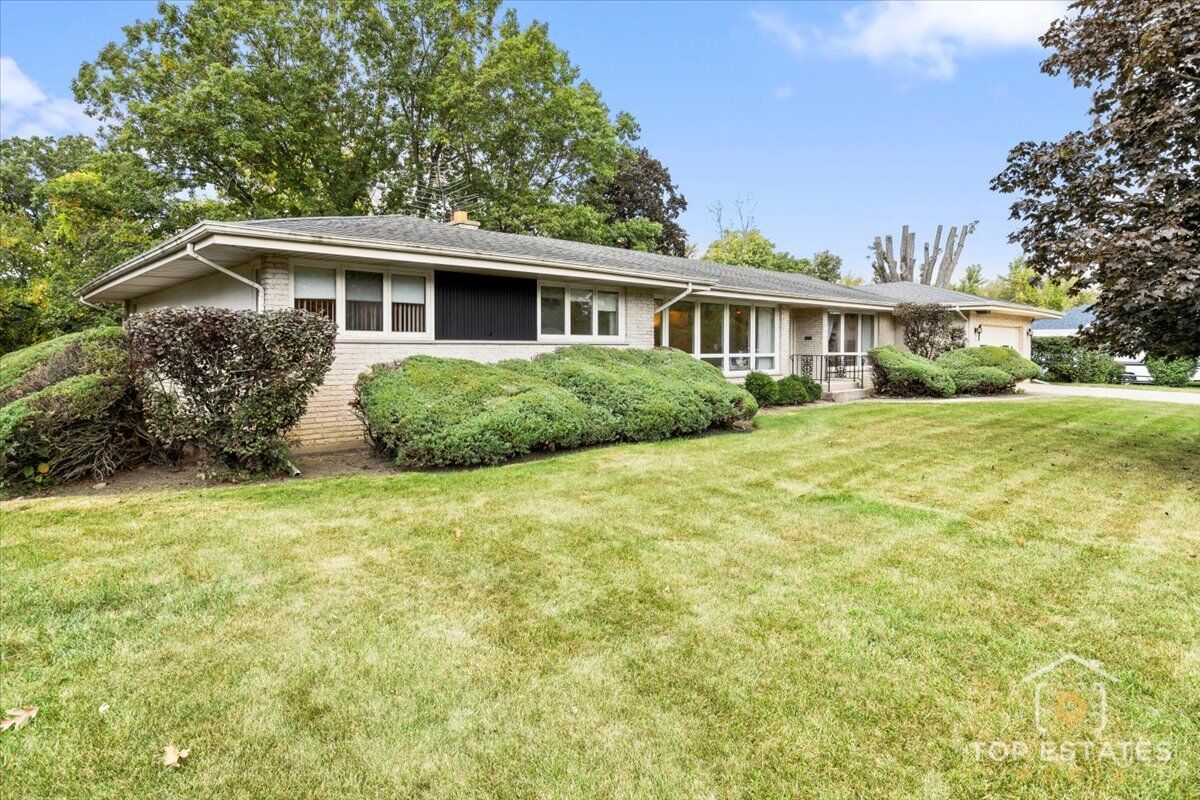 Property Photo: 980 Apple Creek Lane IL 60016