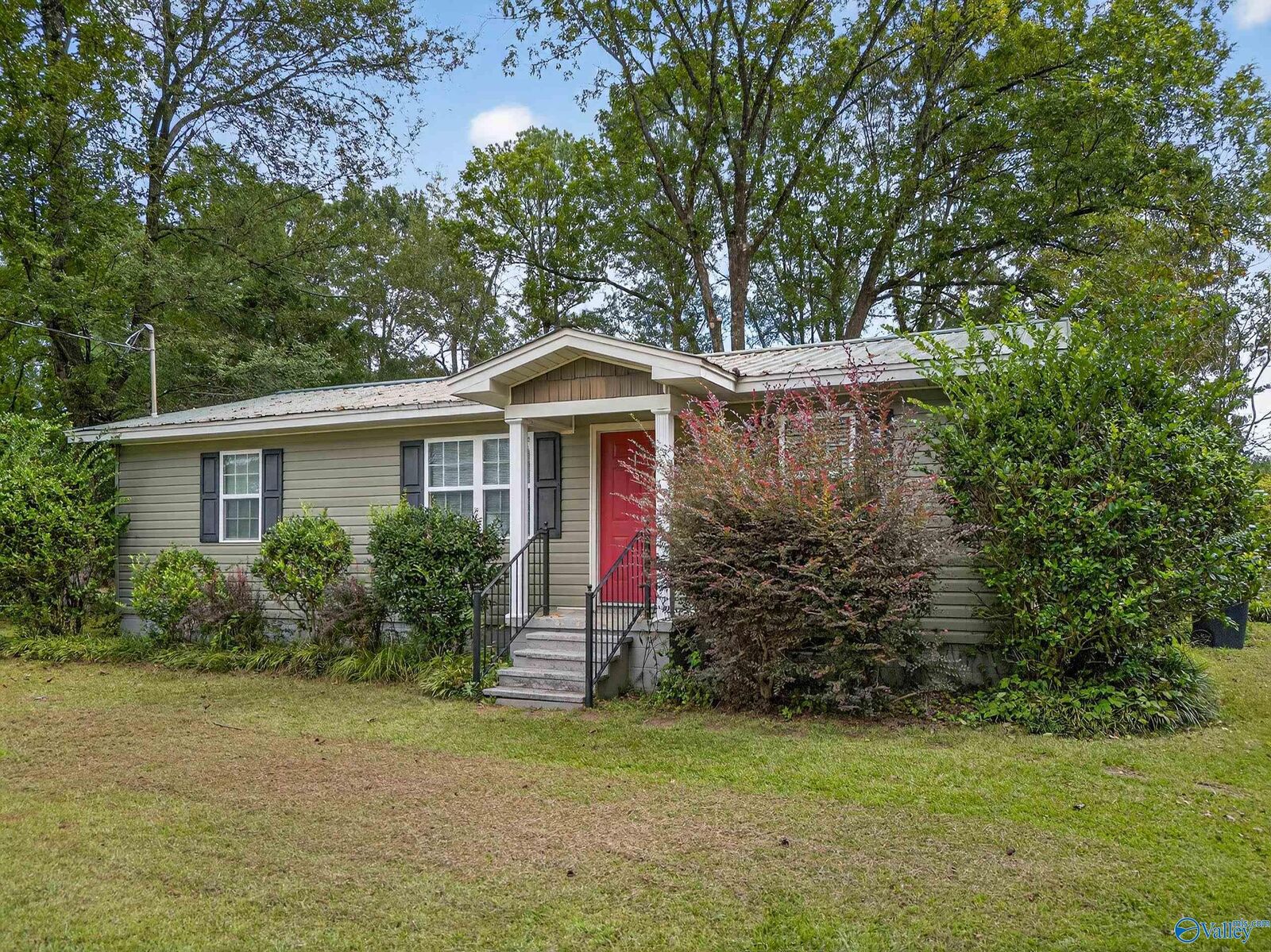 Property Photo: 1611 Shelby Drive AL 35907