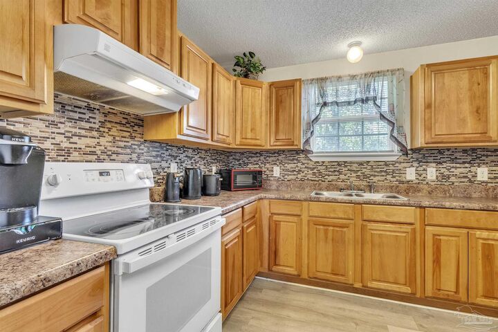 Property Photo:  205 E Hatton St  FL 32503 