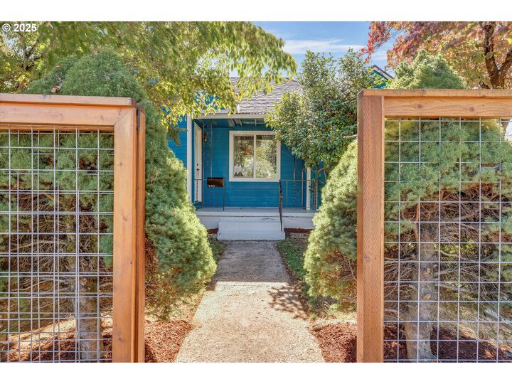 Property Photo: 7840 SE Flavel St OR 97206