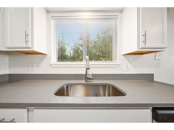 Property Photo:  5495 A St  OR 97478