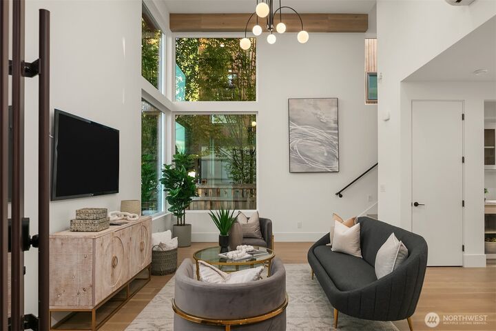 Property Photo:  419  14th Avenue W  WA 98033 