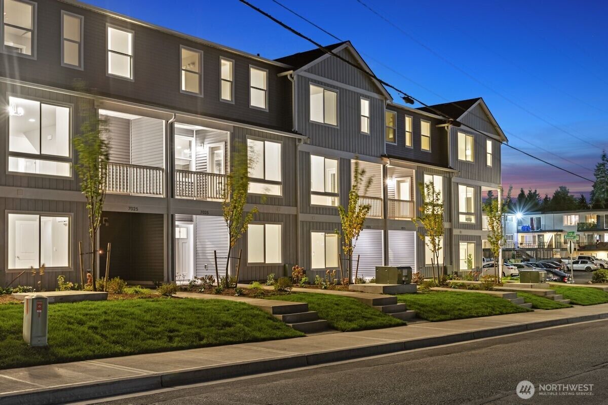 Property Photo:  7027  Rainier Drive C  WA 98203 