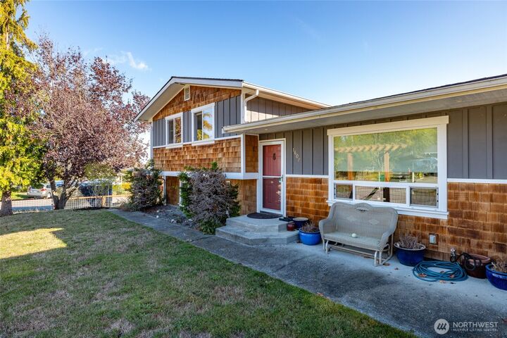 Property Photo:  1607  B Avenue  WA 98221