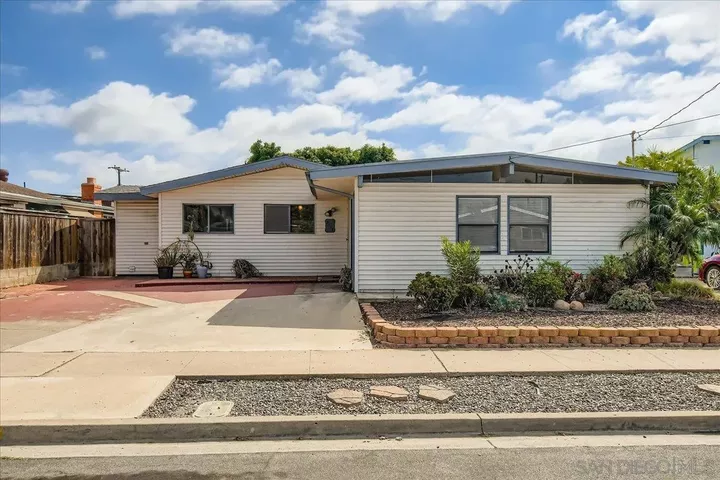 Property Photo: 5113 Bellvale Ave CA 92117