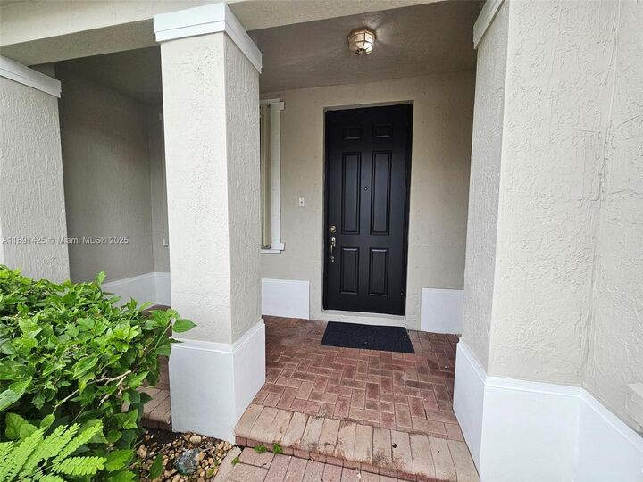 Property Photo:  1005 NE 42nd Ave  FL 33033 