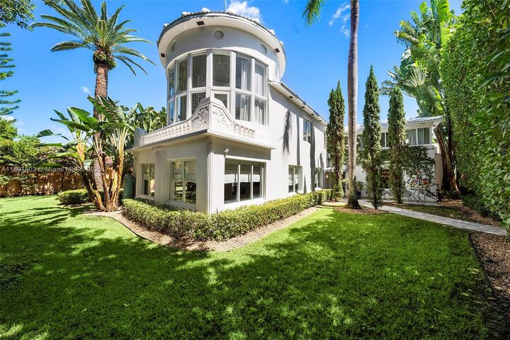 2701 N Bay Rd  Miami Beach FL 33140 photo