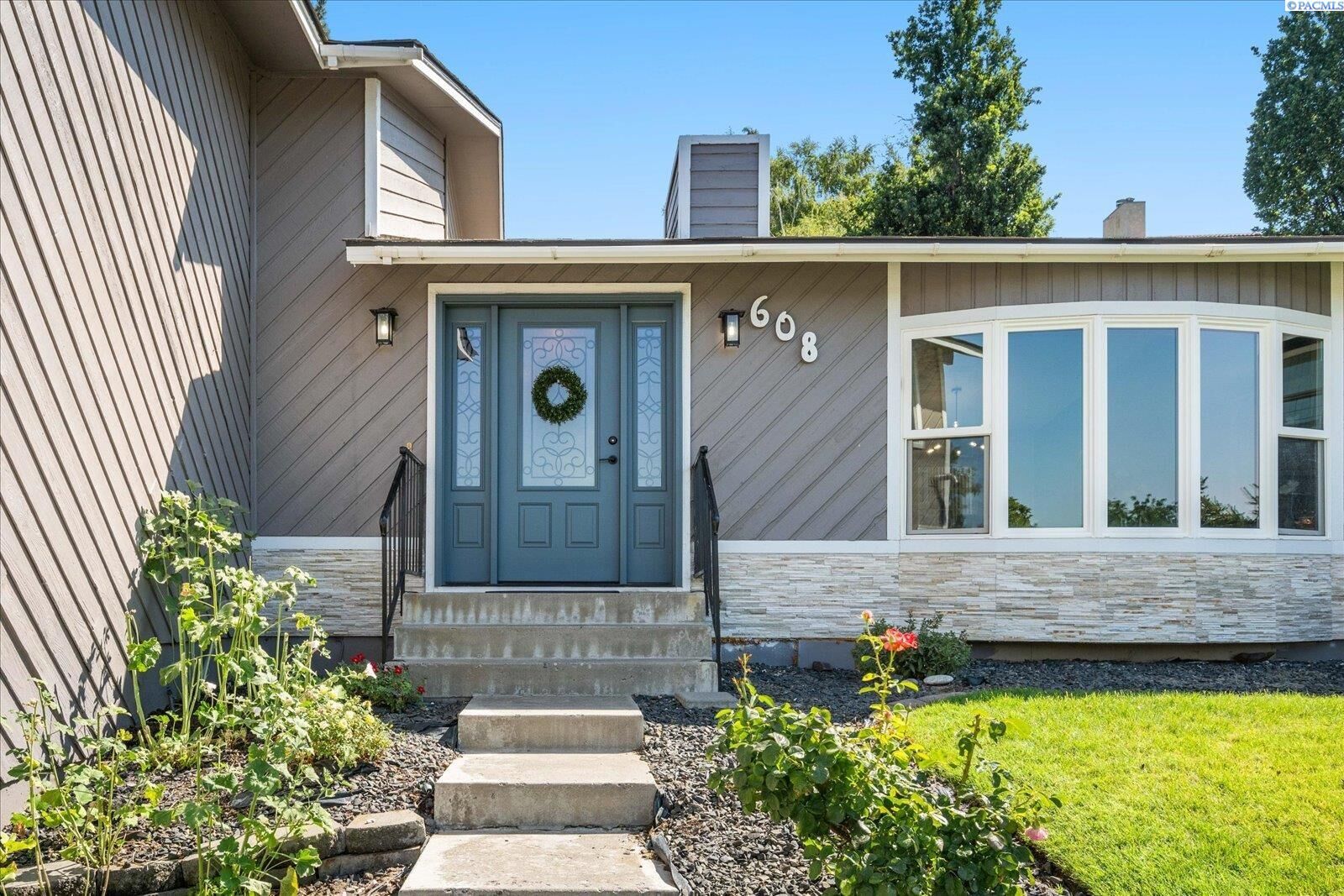 Property Photo: 608 Meadows Drive South WA 99352