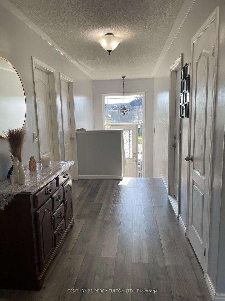 Photo de la propriété:  181 Parcells Crescent  ON K9K 2P2