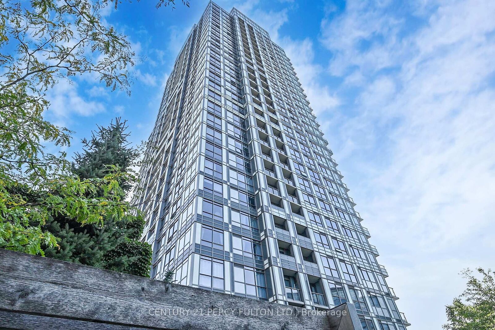 Property Photo: 18 Graydon Hall Drive 2405 ON M3A 0A4