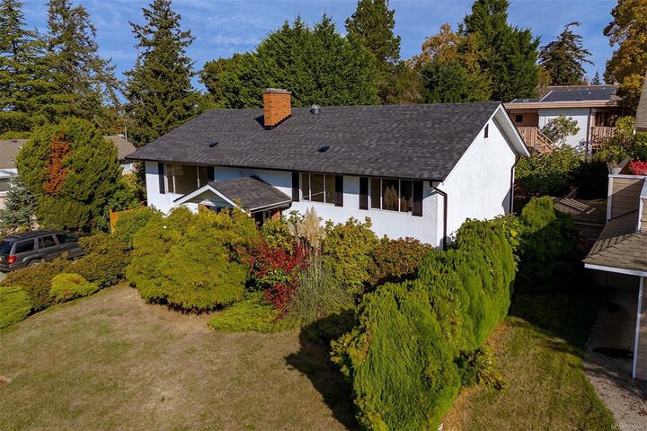 Property Photo: 1814 Hillcrest Ave BC V8N 5R8