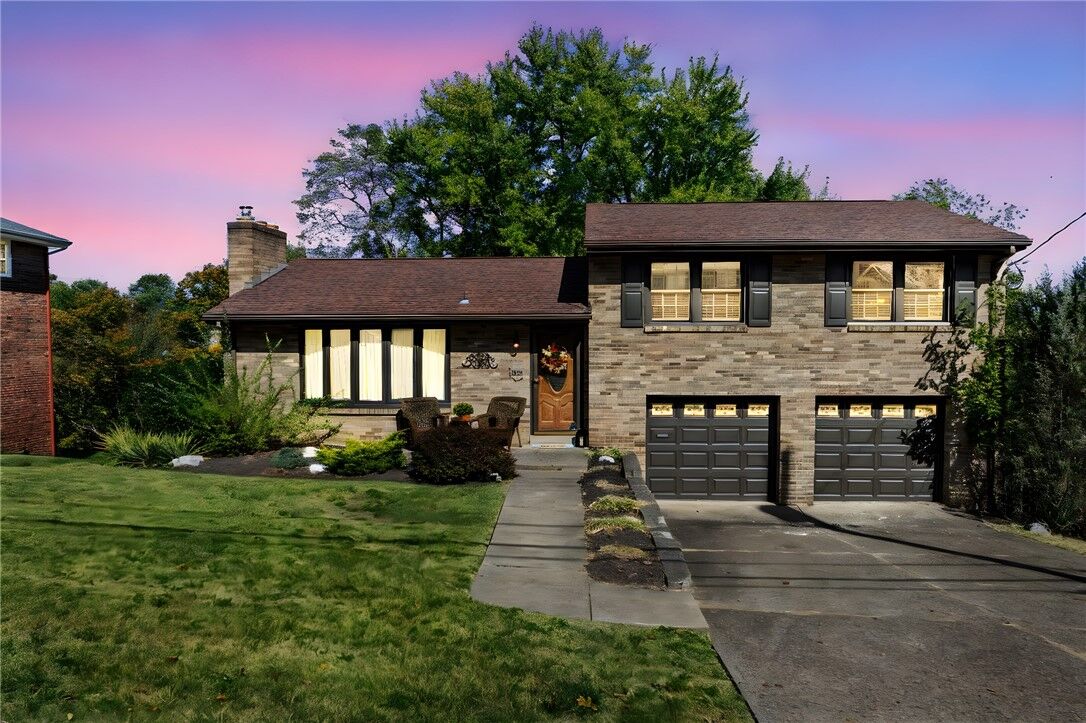 Property Photo:  4859 Emblem Dr S  PA 15236 