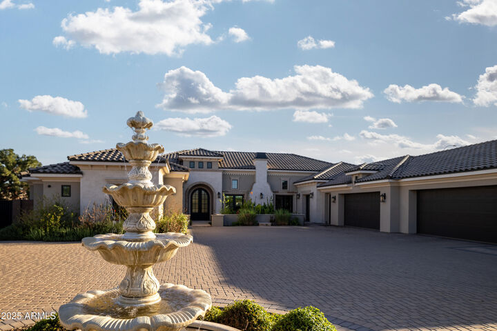 Property Photo:  1011 E Kingbird Place  AZ 85286