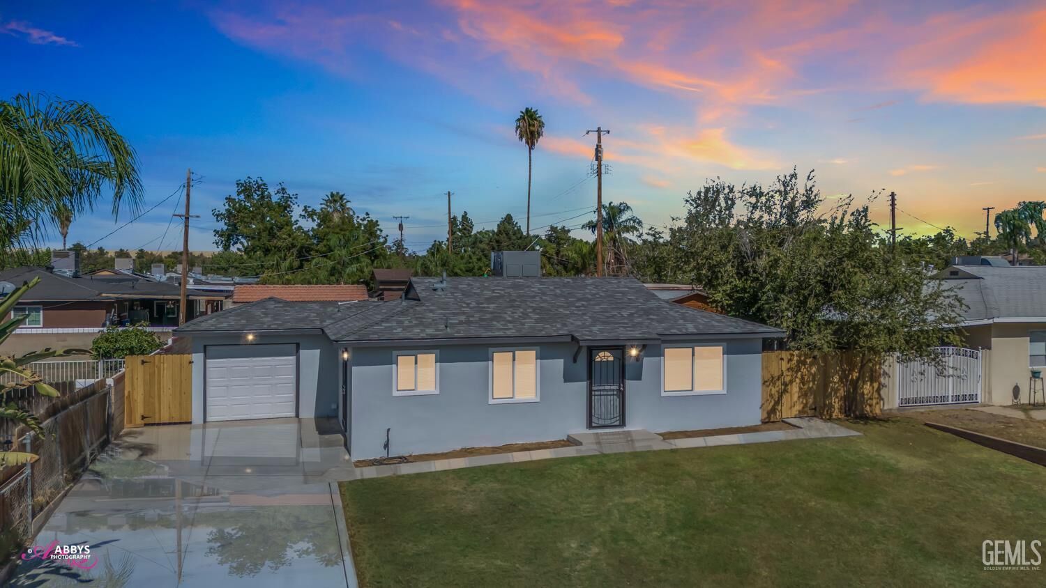 Property Photo: 1704 Bower Street CA 93305
