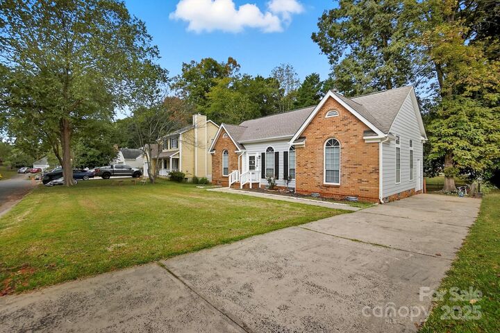 Property Photo: 7516 Barn Stone Drive NC 28227