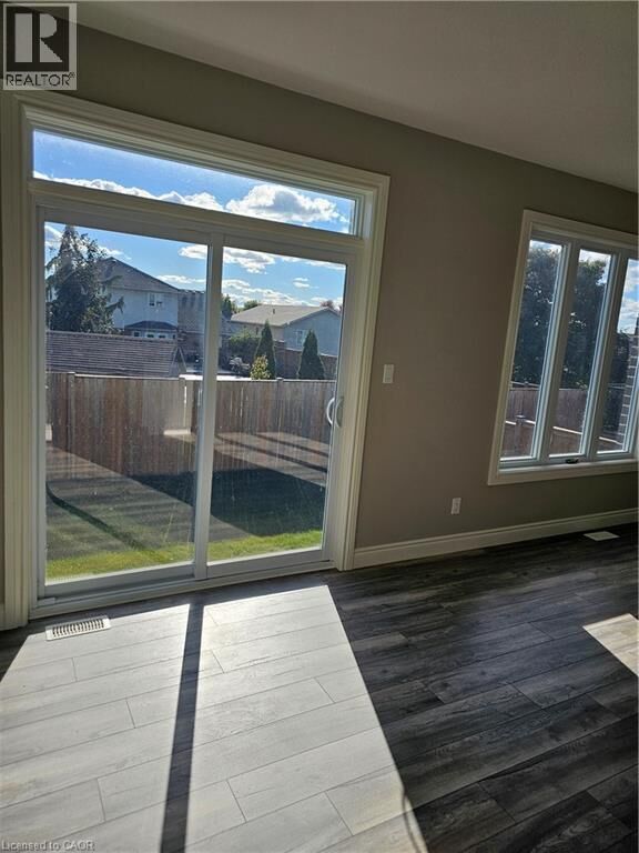 Photo de la propriété:  256 Keeso Lane  ON N4W 0C3 