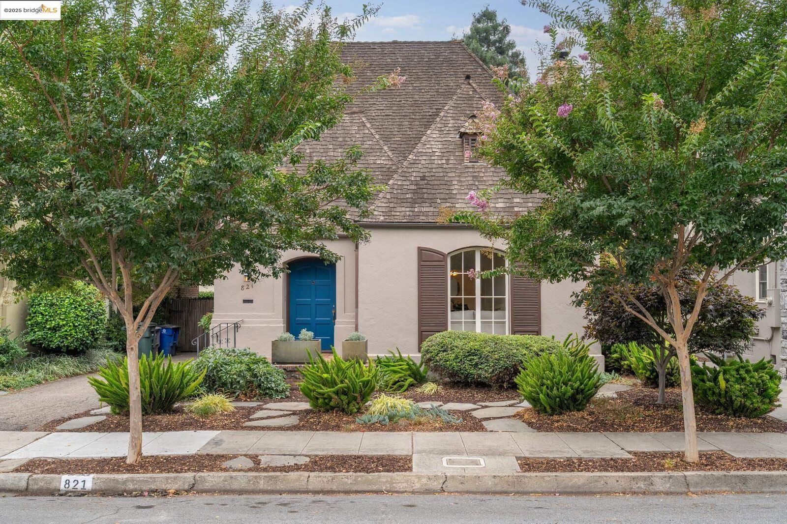 Property Photo:  821 Lee Ave  CA 94577