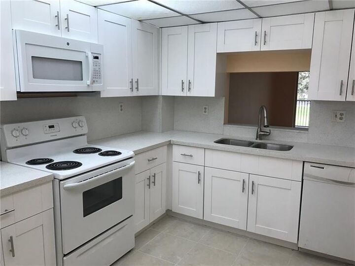 Property Photo:  1075 Riverside Dr 207  FL 33071 