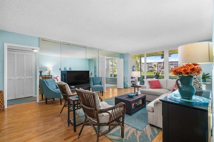 Property Photo: 4009 N Cypress Dr 104 FL 33069
