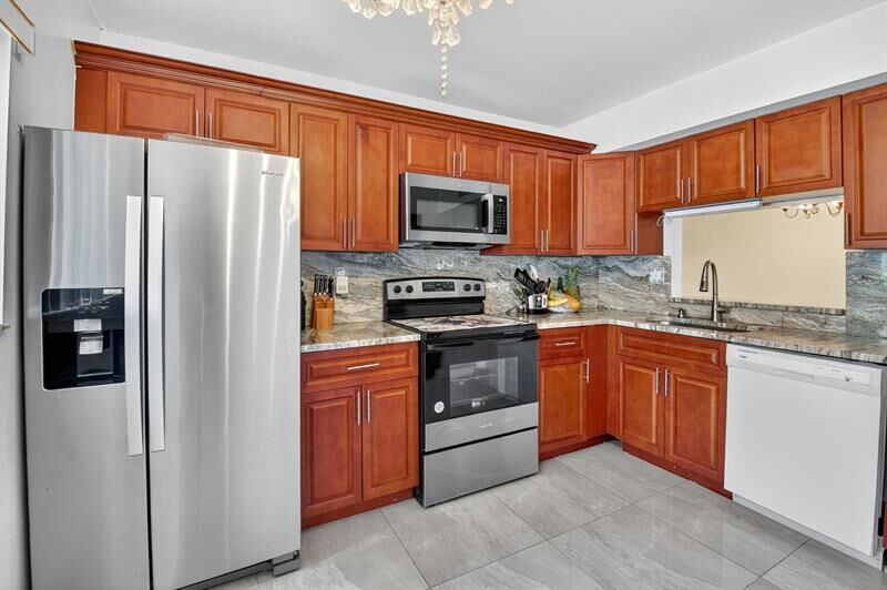 Property Photo: 15401 Pembridge Ave 13 FL 33484